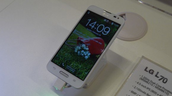Image: l70-handson-01-580-90.jpg